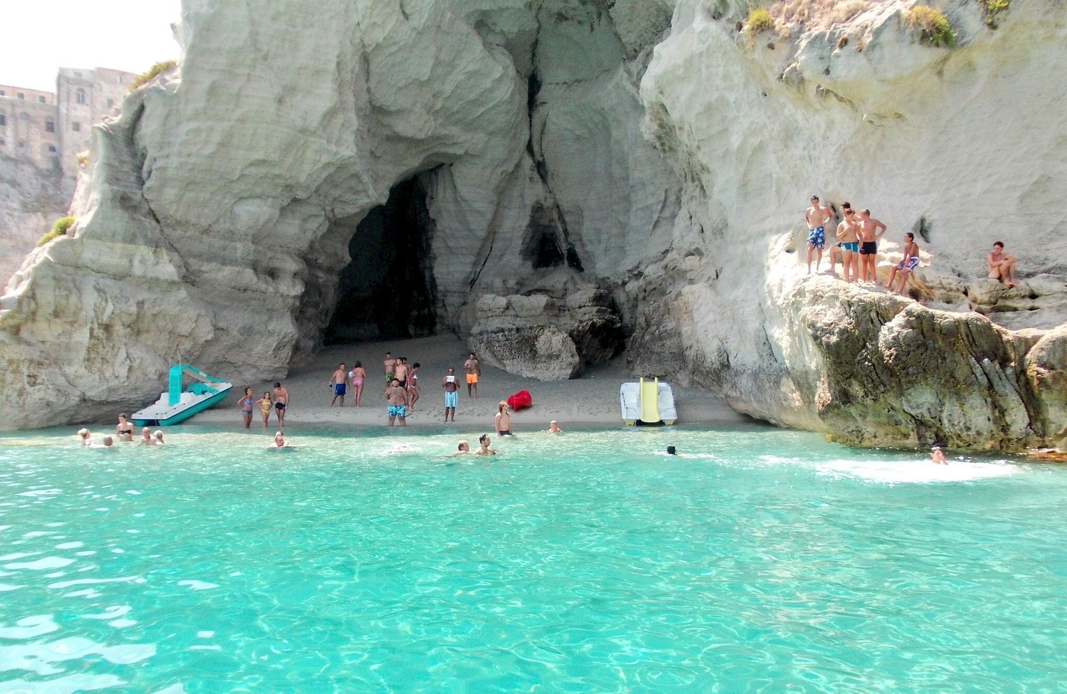 La spiaggia nascosta nella grotta del Palombaro