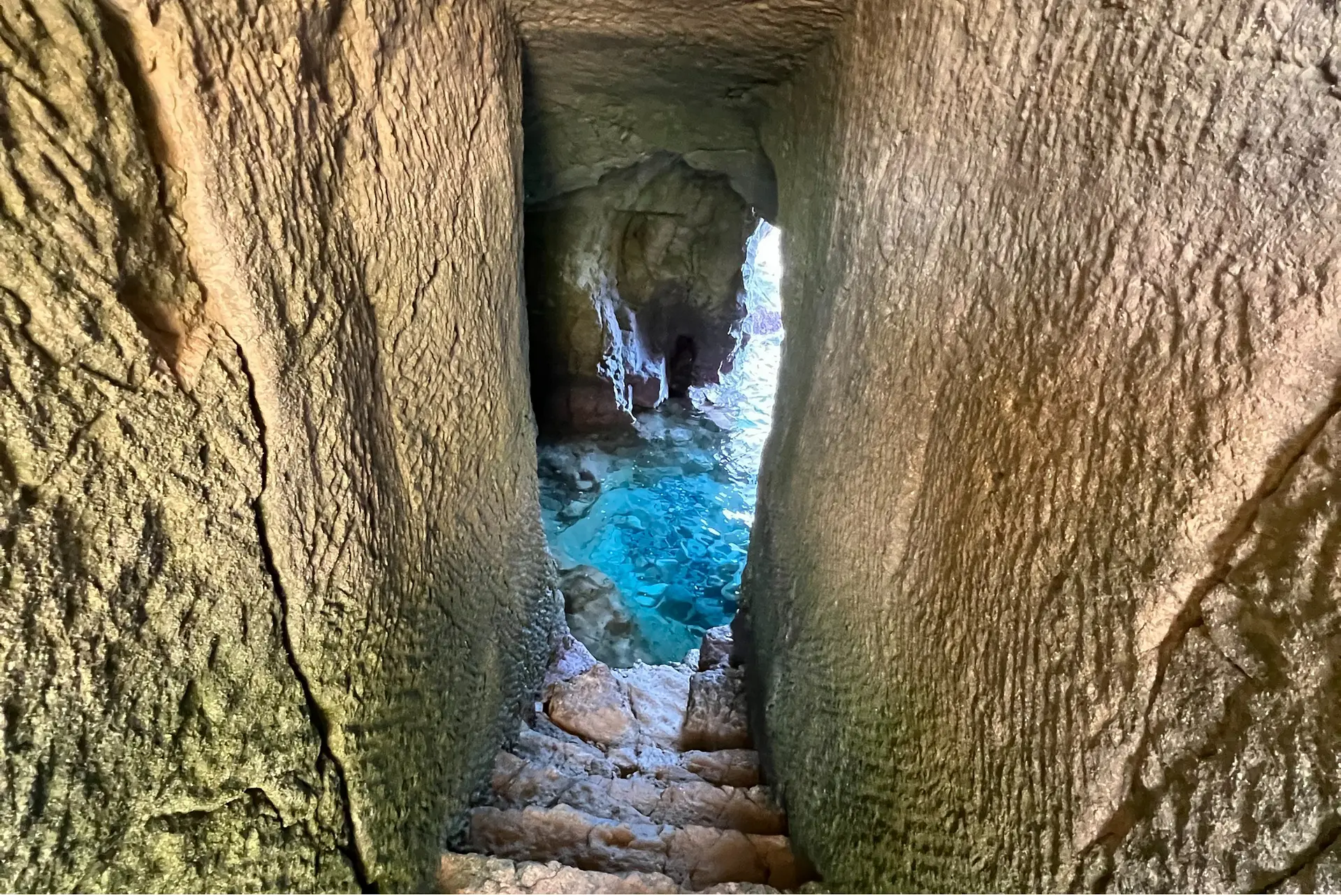 La grotta dello scoglio di San Leonardo